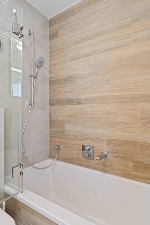Shower, hair dryer, towels, shampoo - Luxury 1BR Balcony Pool Gym Parking Gasperich (Luxembourg)