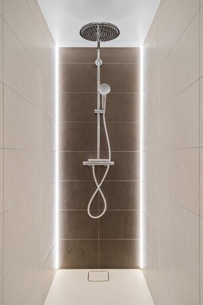 Shower, towels, shampoo