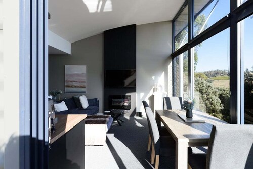 Tamar Valley Treetop Retreat with River Views
