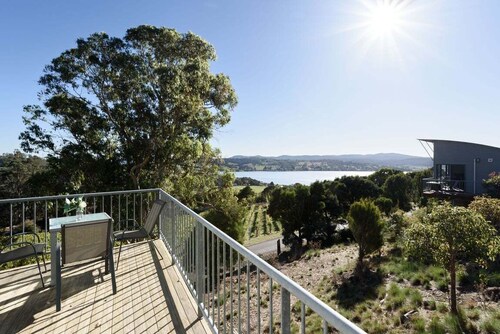 Tamar Valley Treetop Retreat with River Views