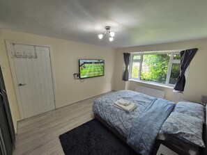 2 quartos, ferros/tábuas de passar roupa, Wi-Fi, roupa de cama