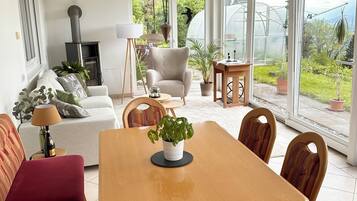 Smart-TV, Kamin, Bücher