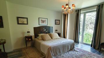 Suite Deluxe, balcón, vista al jardín | 1 habitación, escritorio y espacio para trabajar con laptop