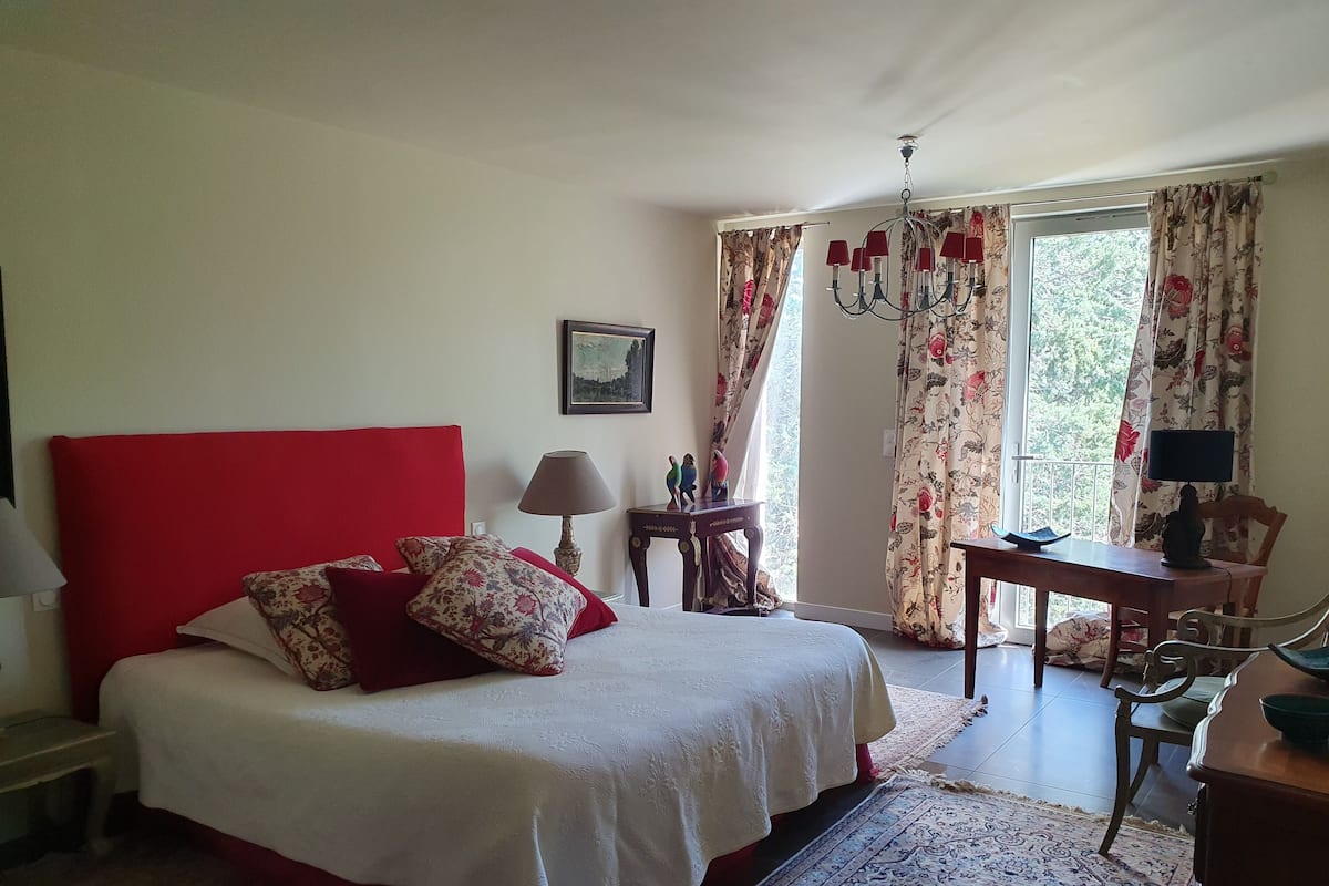 1 bedroom, desk, laptop workspace, soundproofing