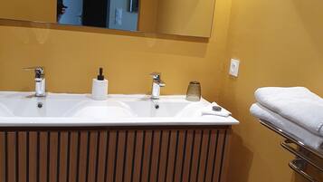 Suite Deluxe, para no fumadores, vista al jardín | Baño | Secadora de cabello, toallas, jabón, shampoo