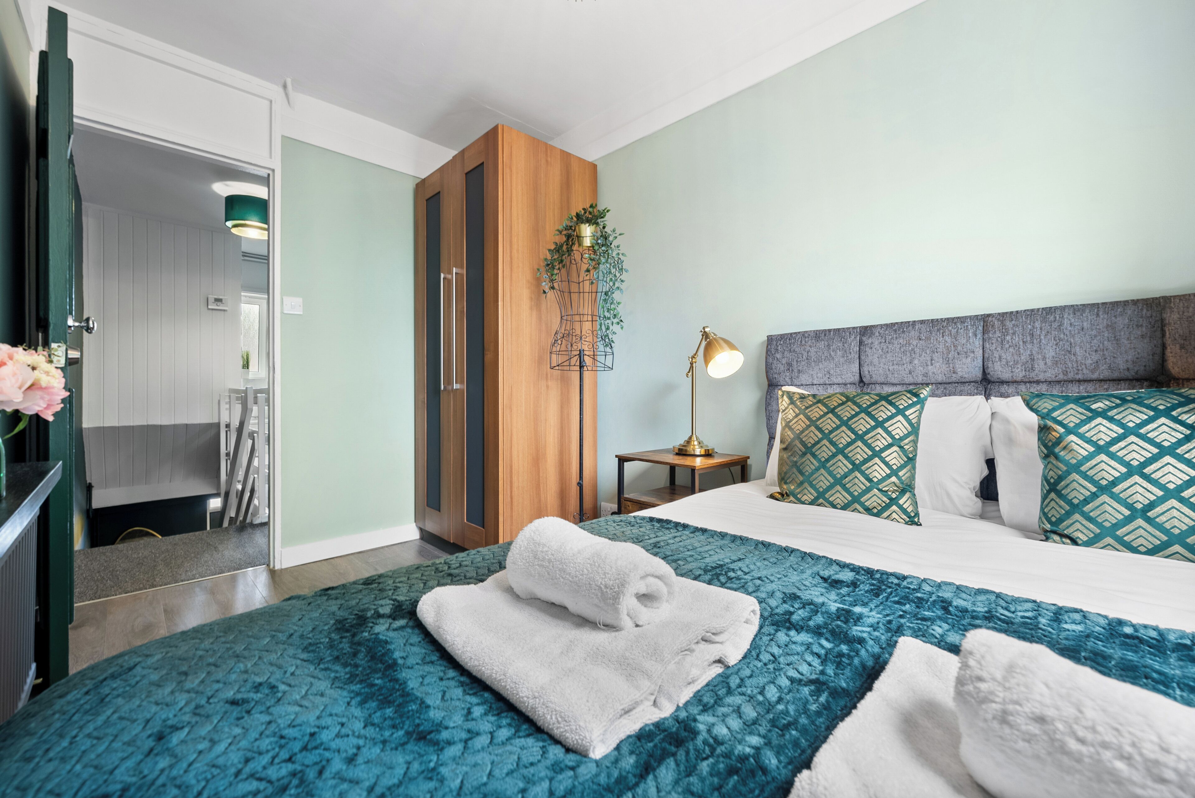 Bedroom no. 1 with a double bed (4)