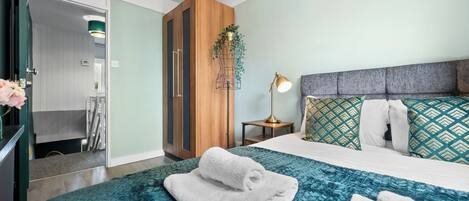 Bedroom no. 1 with a double bed (4)