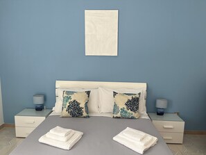 2 quartos, ferros/tábuas de passar roupa, roupa de cama