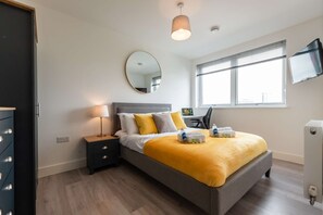 2 Schlafzimmer, Schreibtisch, BĂŒgeleisen/BĂŒgelbrett, WLAN