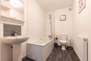 Shower, hair dryer, towels - Comfty and Relaxing 2 Bedroom Apartment (Southampton)