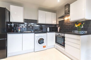 Fridge, microwave, oven, toaster - Comfty and Relaxing 2 Bedroom Apartment (Southampton)
