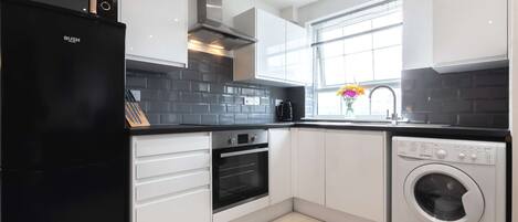 Geladeira, micro-ondas, fogão, torradeira