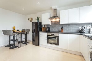 Kühlschrank, Mikrowelle, Ofen, Toaster