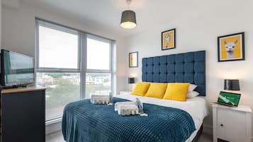 2 bedrooms, desk, iron/ironing board, WiFi