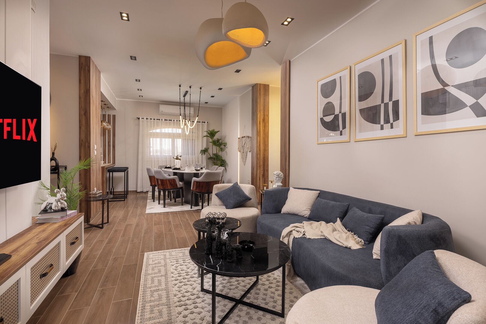 Appartement Présidentiel, 4 chambres, balcon, vue partielle sur la mer | Coin séjour | TV connectée de 55 pouces avec chaînes par câble, Netflix