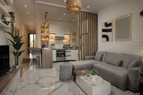 Appartement supérieur, 2 chambres, balcon | Aire de séjour | Téléviseur connecté de 55 po avec télévision par câble, Netflix
