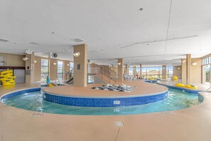 Una piscina techada, una piscina climatizada