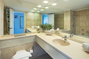 A modern bathroom with a large mirror, two sinks, a shower, and a toilet. - Carmel Seaside Sunny Stays by Sea N Rent (Haifa)