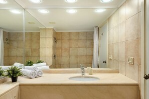 Studio, Beach View | Bathroom | Combined shower/tub, free toiletries, hair dryer, towels - Carmel Seaside Sunny Stays by Sea N Rent (Haifa)