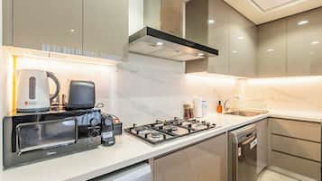 Deluxe Apartment, City View | Private kitchen