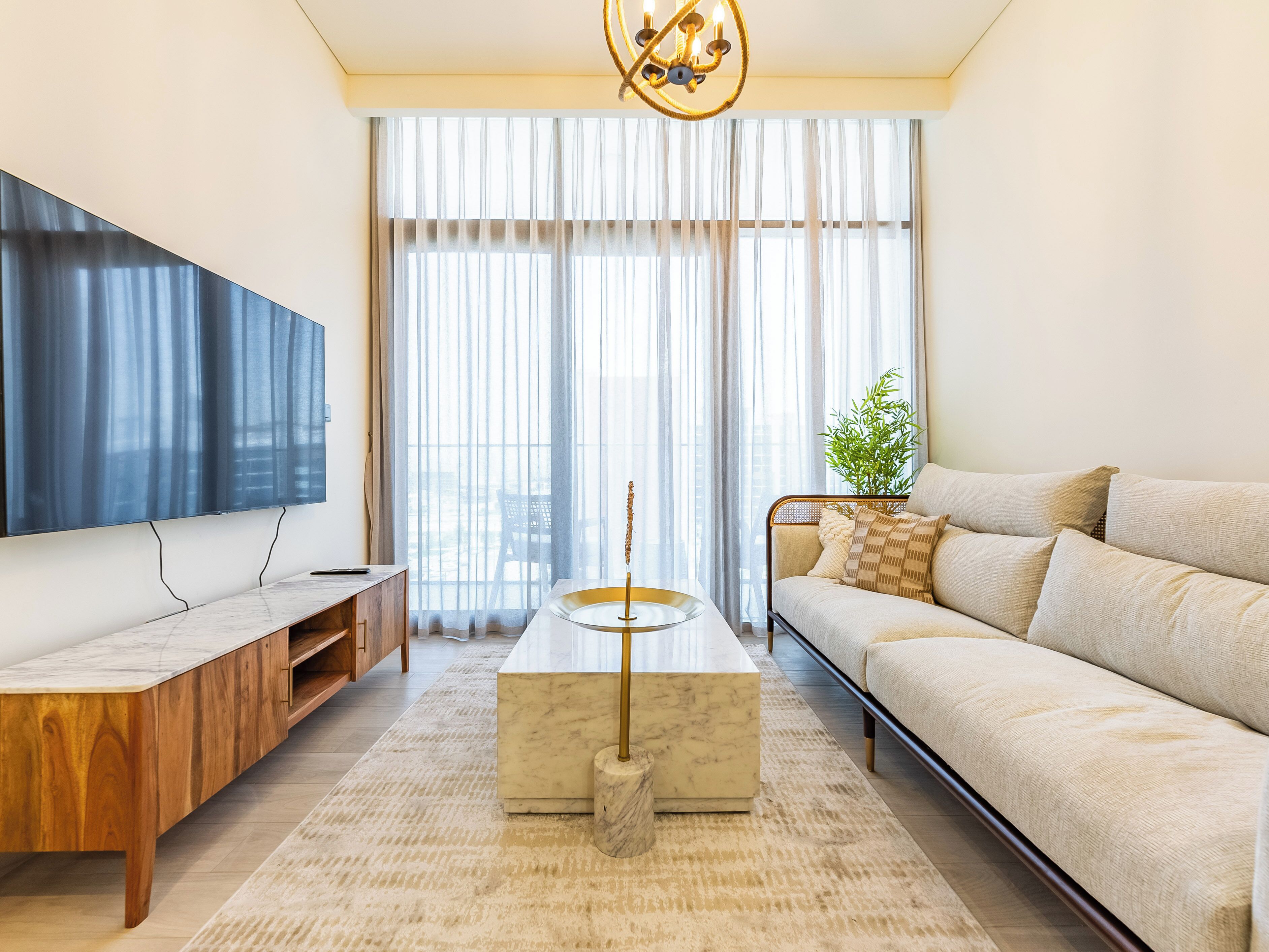 Deluxe Apartment, City View | Living room