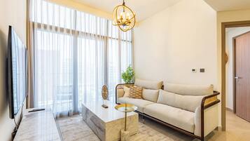 Deluxe Apartment, City View | Living room