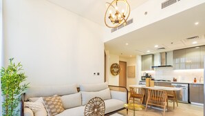 Una sala moderna con sofá, mesa de centro y comedor.