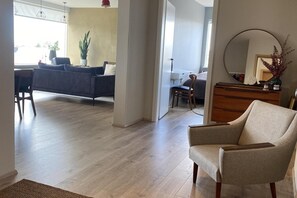 TV - Bright and Spacious 2 Bedroom Apartment in Rvk (Reykjavik)