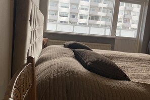 2 dormitoris, planxa i posts de planxar, wifi gratuïta i roba de llit 