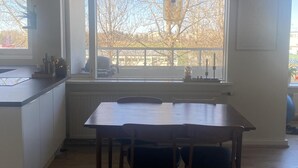 Una cocina con un ventanal grande, una mesa de comedor y sillas.