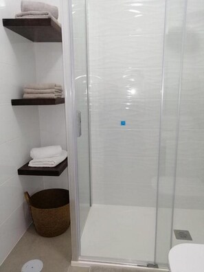 Dusche, Haartrockner, Handtücher