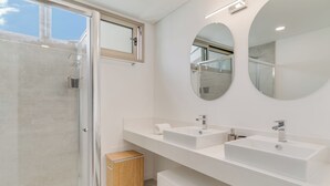 Appartement Luxe, vue océan | Salle de bain