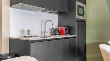 Frigorífico, microondas, horno y placa de cocina