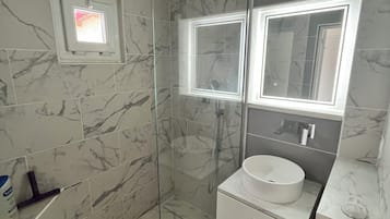 Sèche-cheveux, serviettes fournies, savon, papier toilette