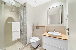 Leilighet – royal, 1 soverom, balkong, byutsikt | Bad | Regndusjhode, toalettartikler (inkludert), hårføner og tøfler