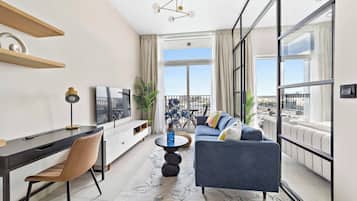 Appartamento Royal, 1 camera da letto, balcone, vista città | Area soggiorno | TV LED 50 pollici con canali digitali
