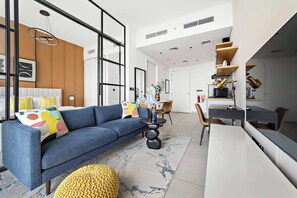 Appartement Royal, 1 chambre, balcon, vue ville | Coin séjour | Télévision LED de 50 pouces avec chaînes numériques
