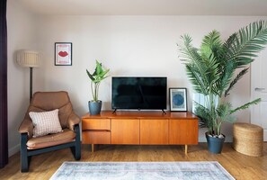 Apartment | Living area - 2 Bedroom - Sunny Balcony - Family-friendly (London)