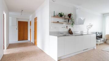 Premier-huoneisto, näköala pihalle | Yksityinen keittiö | Täysikokoinen jääkaappi, mikroaaltouuni, uuni, liesi