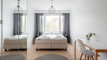 Premier-huoneisto, näköala pihalle | 3 makuuhuonetta, ylelliset vuodevaatteet, yksilöllisesti sisustettu