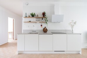 Premier Apartment, Courtyard View | Private kitchen | Full-size fridge, microwave, oven, stovetop - Modern 3BR Apartment with Best Location (Tampere)