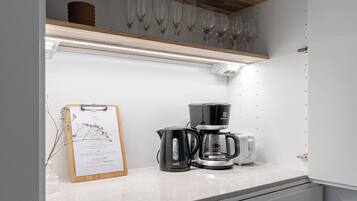 Premier-huoneisto, näköala pihalle | Yksityinen keittiö | Täysikokoinen jääkaappi, mikroaaltouuni, uuni, liesi