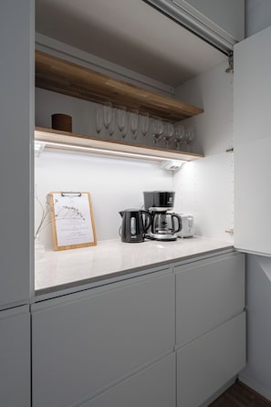 Appartement « Premier », vue cour intérieure | Cuisine privée | Grand réfrigérateur, micro-ondes, four, plaque de cuisson