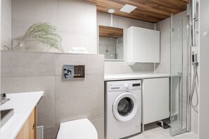 Premier Apartment, Courtyard View | Bathroom - Modern 3BR Apartment with Best Location (Tampere)