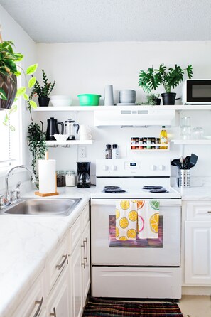 Fridge, microwave, oven, stovetop - East Hill Oasis Near the Beach (Pensacola)