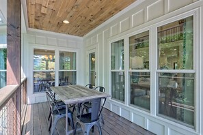 Outdoor dining - Big Oak Bungalow by Chatuge Home Concierge | Lake House · Private Dock · Hot Tub · Ping Pong · Fireplace (Hiawasee)