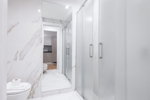 Shower, hair dryer, bidet, towels