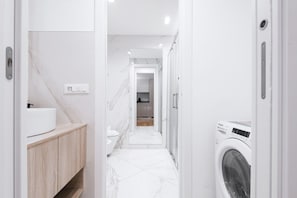 Shower, hair dryer, bidet, towels