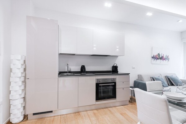 Fridge, oven, stovetop, dishwasher