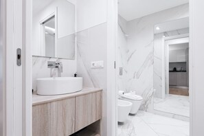 تجهيزات دش، مجففات شعر، مراحيض شطف، مناشف